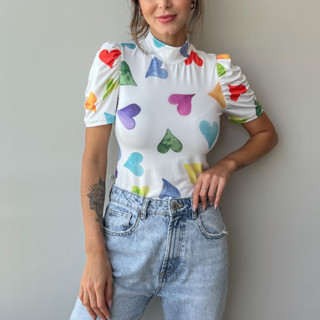 Blusa Corações Fundo Branco Básica Feminina Gola Alta Manga Princesa Bufante Malha Suplex Estampada