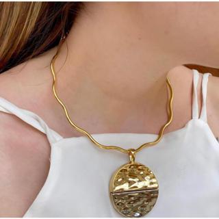 Colar Aro Ondulado/Liso com pingente em mix de banhos dourado e prata em Oferta na Shopee