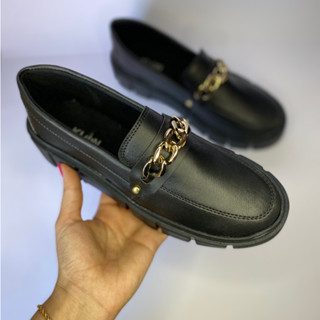 SAPATO MOCASSIM FEMININO TRATORADO BLOGUEIRA LANÇAMENTO CONFORTÁVEL MACIO RESISTENTE IMPERMEÁVEL PRETO DETALHE DOURADO