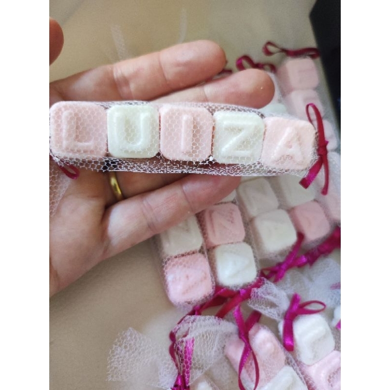 Kit 50  Mini Letrinhas Sabonetes 2 cm Embalado no tule com fita cetim branca  Aniversário Chá Revelação Casamento Chá