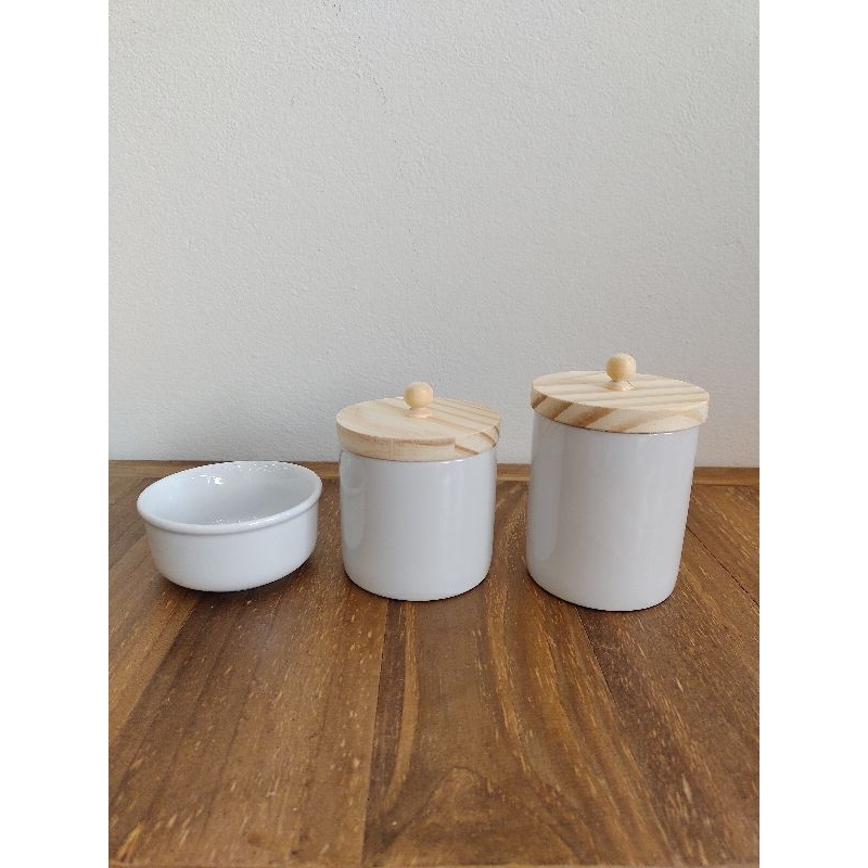 Kit Higiene Bebê Porcelana 3 Peças com Tampas de Madeira Pinus Potes para Cotonete e Algodão