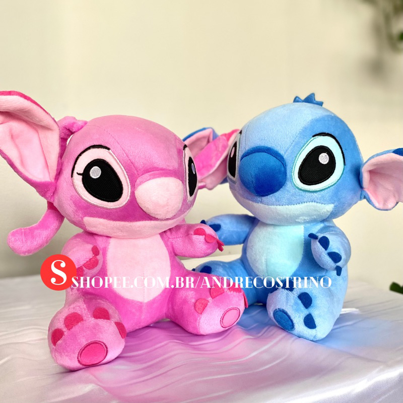 Pelúcias Lilo Stitch e Angel do filme da Disney "Lilo & Stitch". Tamanho M. Um excelente presente para dias especiais como Dia dos Namorados, Dia das Crianças, Natal, aniversários e outros. Uma descontraída e alegre decoração para o seu ambiente também.