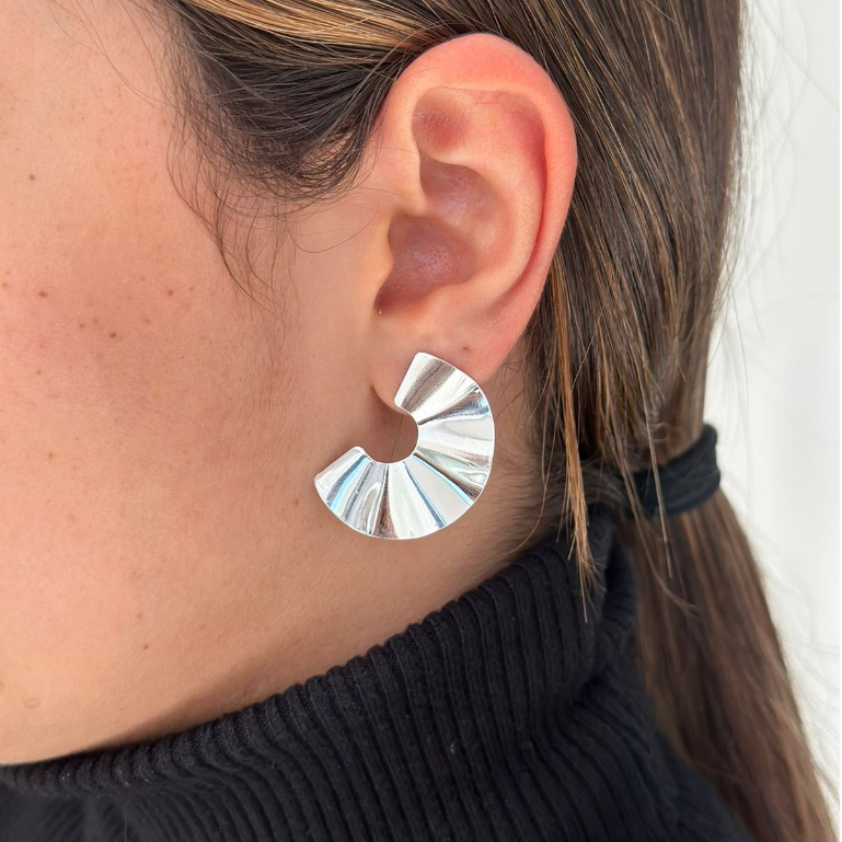 Brinco Martelado Meia Lua Banhado a Prata 925 em Oferta na Shopee