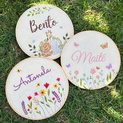 Porta maternidade bordado com nome personalizado menina borboleta flores arco-íris jardim menino safari decoraçao