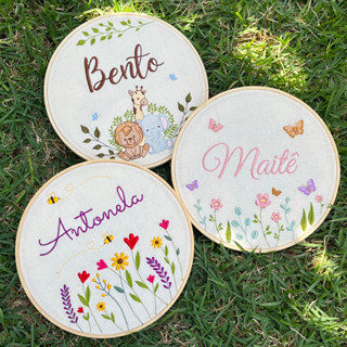 Porta maternidade bordado com nome personalizado menina borboleta flores arco-íris jardim ...
