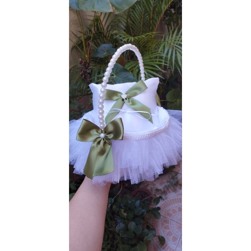 Cesta Florista daminha casamento com almofada porta alianças tutu frufru com laço verde oliva em Oferta na Shopee