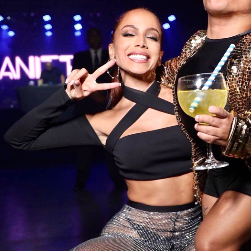 Top Faixa Anitta Com Manga Longa e Faixa Transpassada