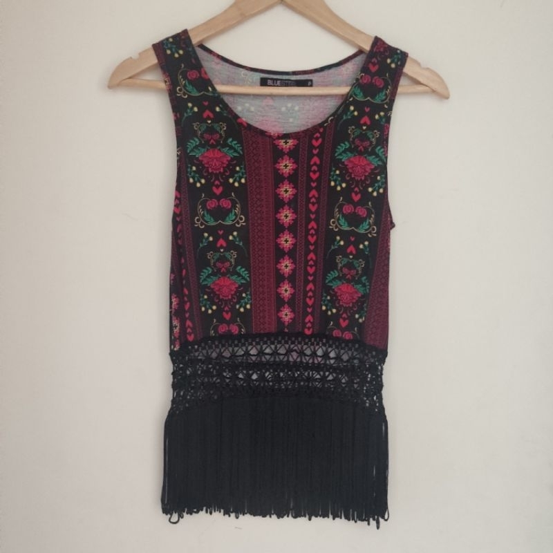 Blusa estampada com franja macramê Tamanho P