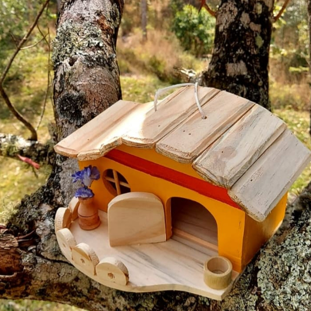 Casinha de Passarinho Feita de Madeira com Comedouro Estilo Fazendinha -Jardim - Varanda - Quintal