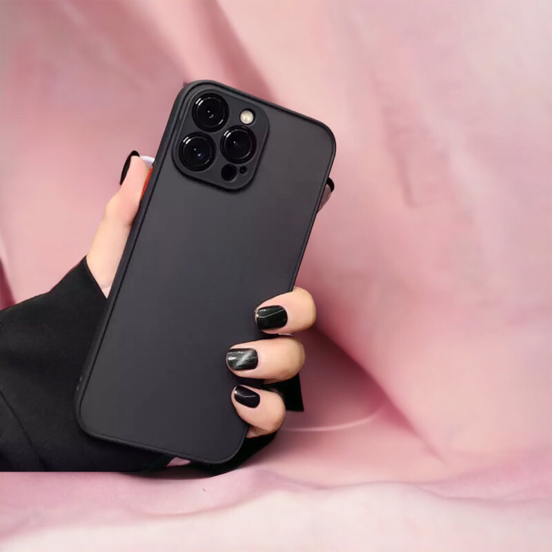 Capinha fosca masculino unissex preta básica macia para iPhone X/XR/11/12/13/14/15/15PROMAX/16/16PRO - detalhe