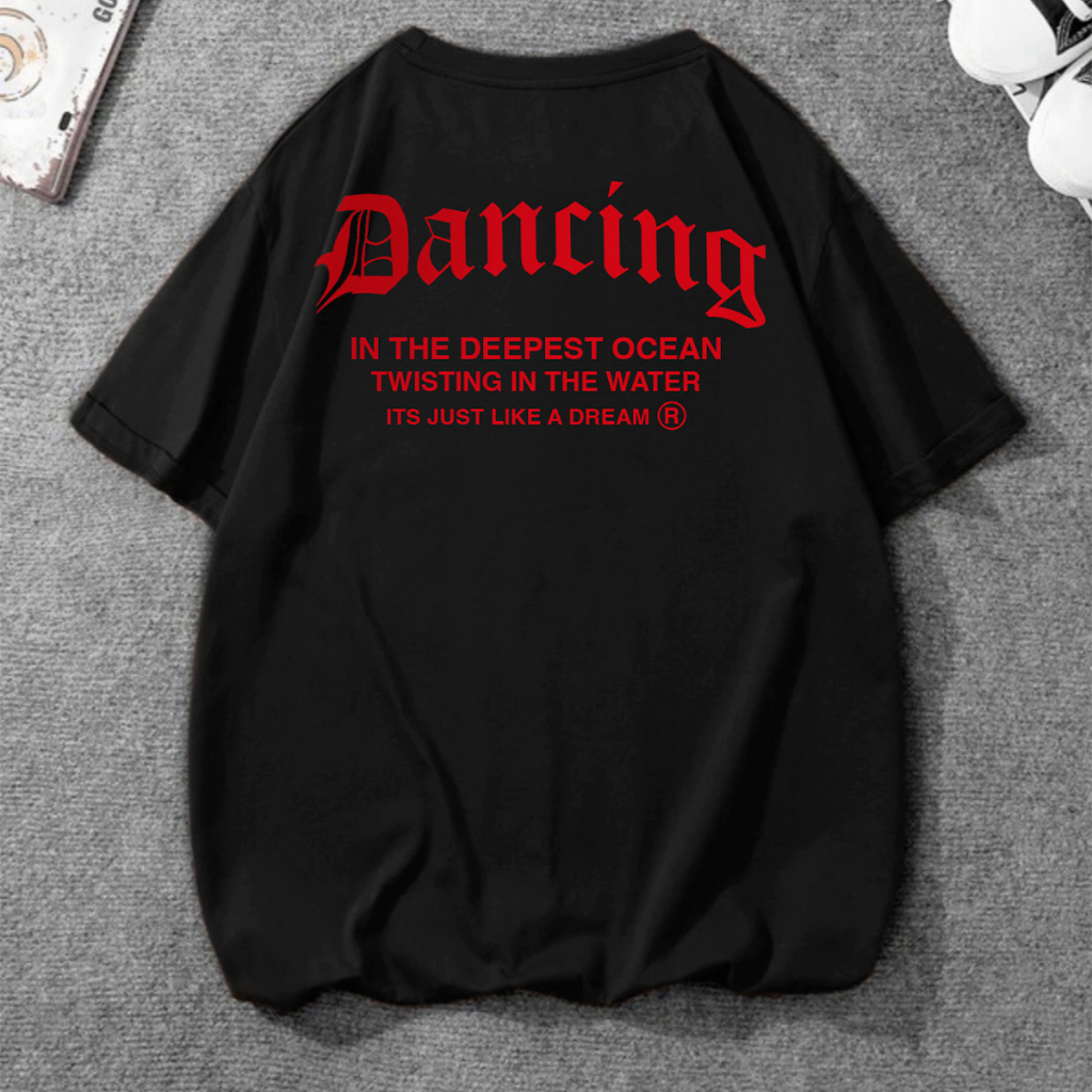 Camiseta Dancing Oversized Estampa Dançando Letras Gothic Manga Curta Unissex