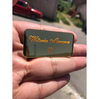 Broche personalizado com nome ou logo da profissão