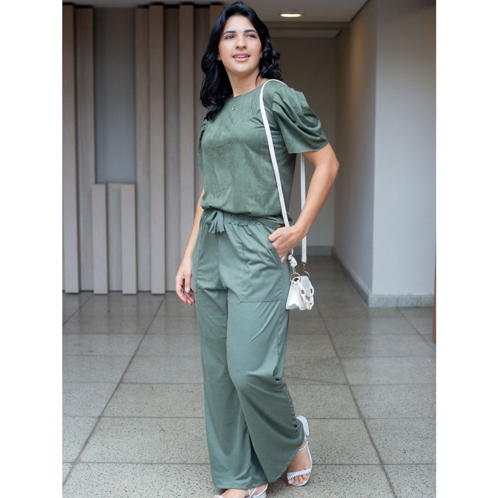 CONJUNTO SUEDE CALÇA PANTALONA CINTURA ALTA E BLUSA MANGA PRINCESA PLISSADA