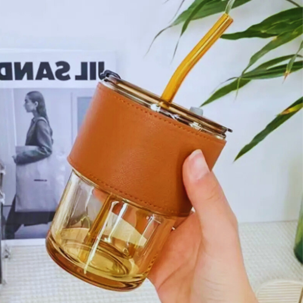 Copo Vidro Com Canudo e Tampa Vedação Drink Cha Canudo Couro  Moderno Borossilicato 400ML Fume ou Ambar