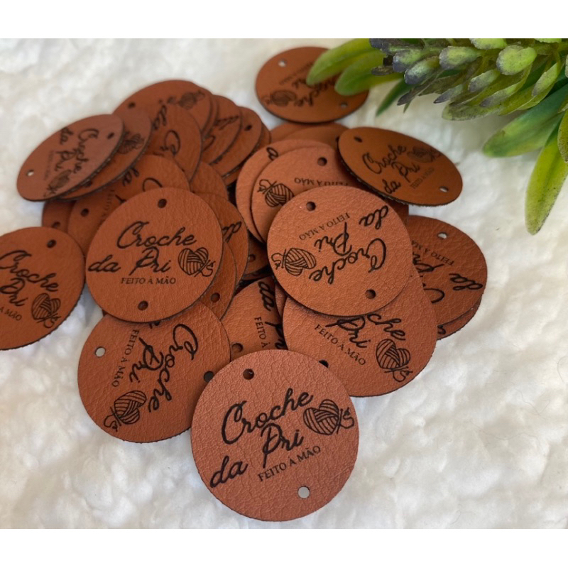 OFERTA Etiqueta couro sintético redondo 1,5x1,5 / 2x2 / 3x3 Personalizado em Oferta na Shopee