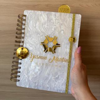 CADERNO 15x21CM COM CAPA PERSONALIZADA EM ACRILICO MADREPEROLA  | MIOLO PAUTADO SEM DATA | COM MARCA PÁGINA em Oferta na Shopee