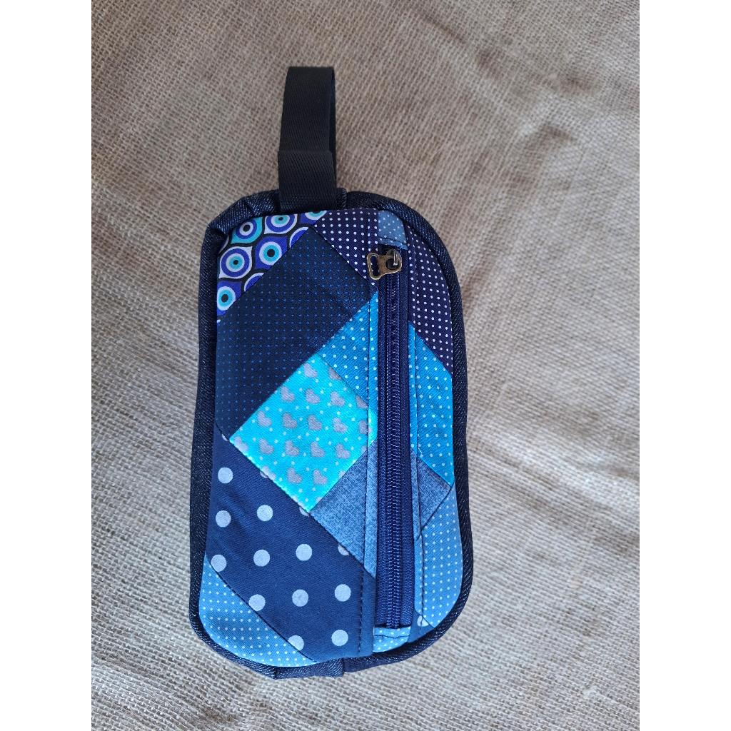 Necessaire básica de retalhos com bolso externo e interno  de tricoline em tons de azul e jeans.