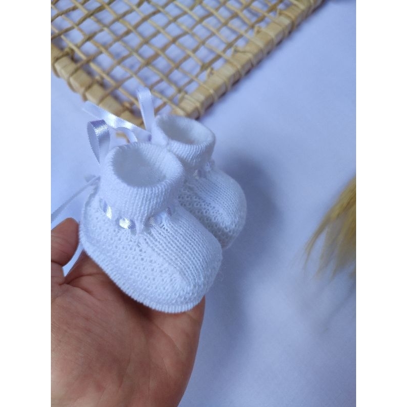 sapatinho de bebê tricô linha ,antialérgico, botinha Branca 0 a 3 mês revelação gravidez unissex menina e menino