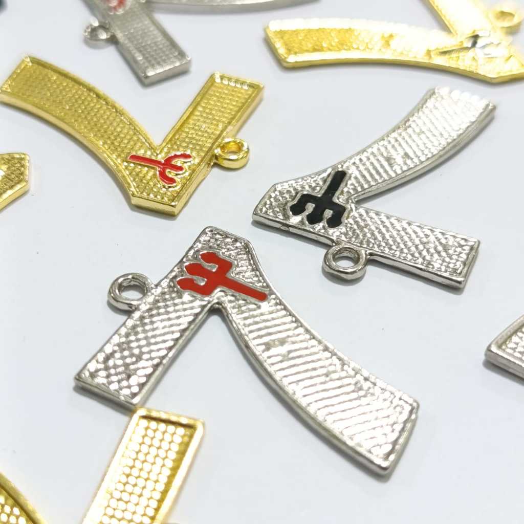 PINGENTE NÚMERO 7 COM DETALHE DE TRIDENTE EM RESINA - MASC. FEM.