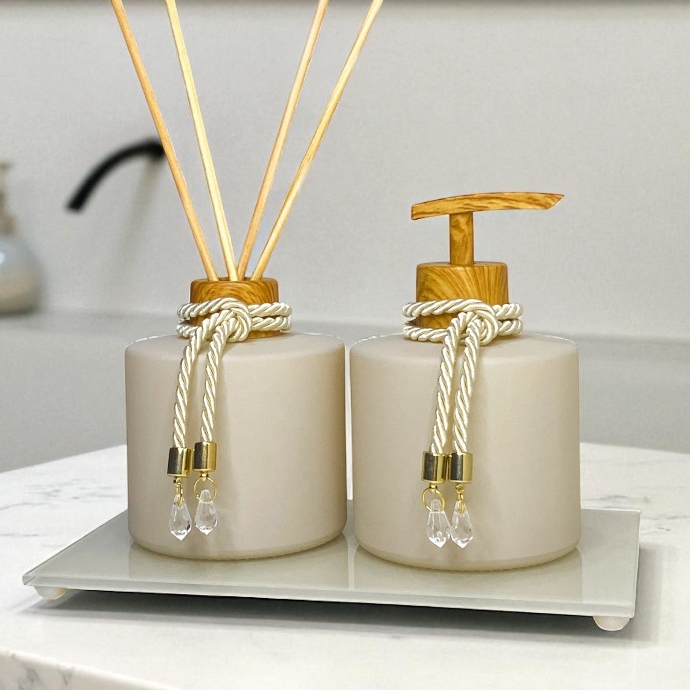 Kit Lavabo Bege Sabonete Líquido e Aromatizador de Ambiente Varetas Madeira Com Bandeja