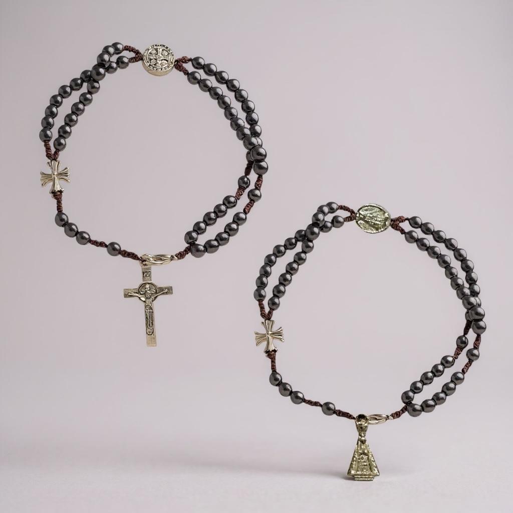Terço Pulso Hematita Medalha de São Bento Resinada 25cm em Oferta na Shopee