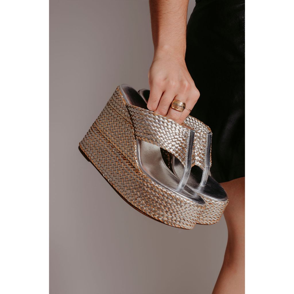 By Mariah | Sandália Plataforma Alta 12 CM | Modelo de Dedo | Salto Anabela em Palha Trançada