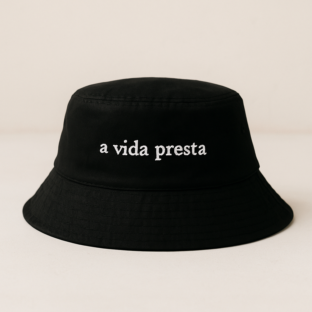Bucket Preto Bordado A Vida Presta | Chapéu Praiano Frase Filme Ainda Estou Aqui | Modelo Bucket Hat