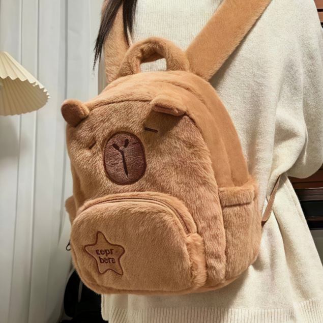 Mochila Infantil Feminina em Pelúcia Capivara Fofa e Aconchegante em Oferta na Shopee
