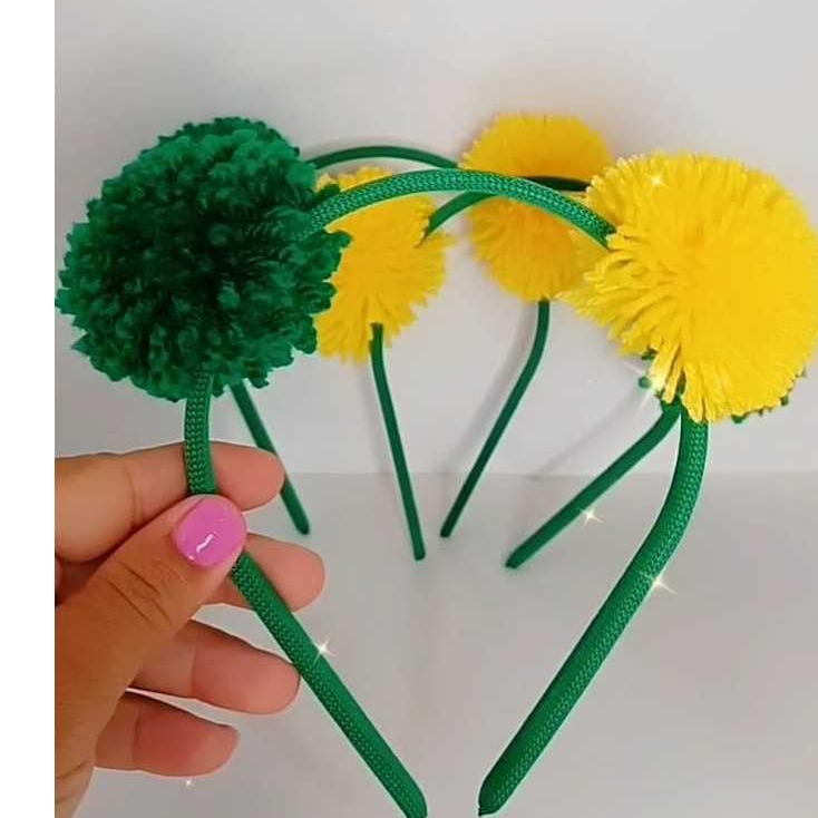 Tiara Pompom Seleção Brasileira Kit Com 4 Unidades e 2 Chaveiros Coração