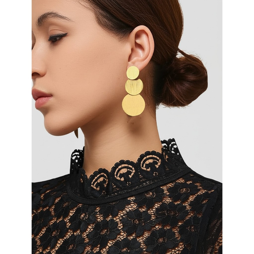 "Brinco Dourado ou Prata com Discos Texturizados ou Corações – Design Elegante e Sofisticado" em Oferta na Shopee