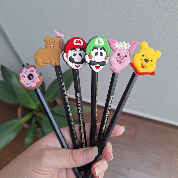 KIt Ponteira para lápis ou caneta ou enfeite para estetoscópio personagens escolar presente