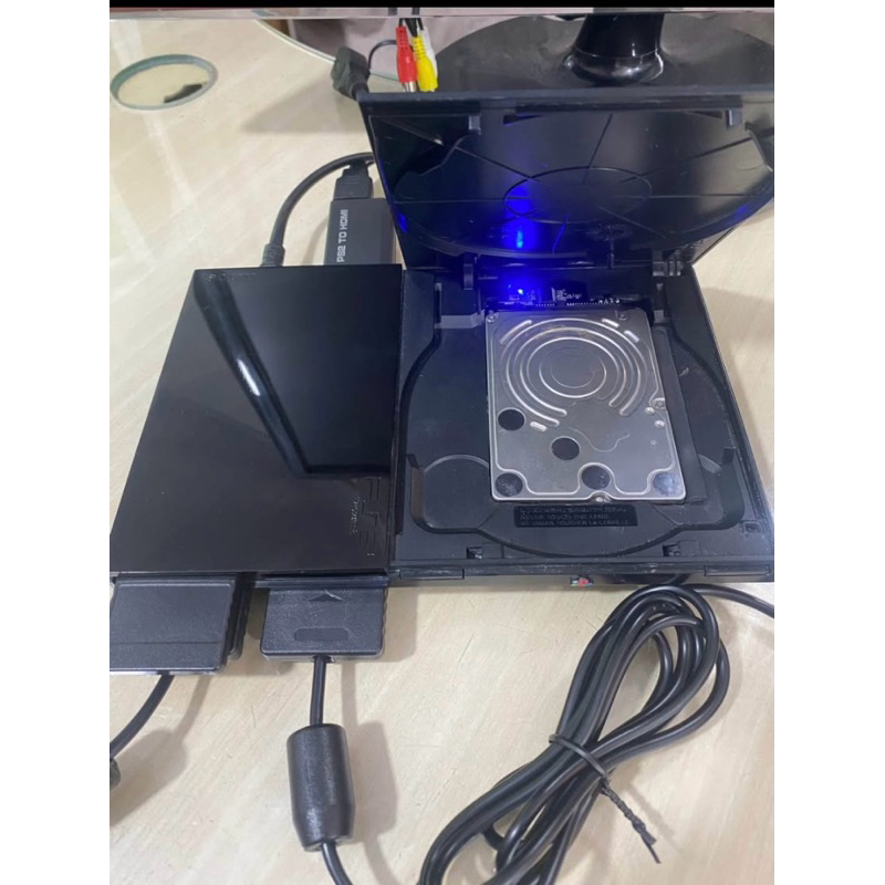 Ps2 com 2 controles e cabos, hd de 1 Tera com mais de 2400 jogos