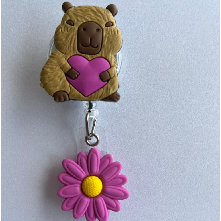 PORTA CRACHÁ RETRÁTIL, CAPIVARAS em Oferta na Shopee