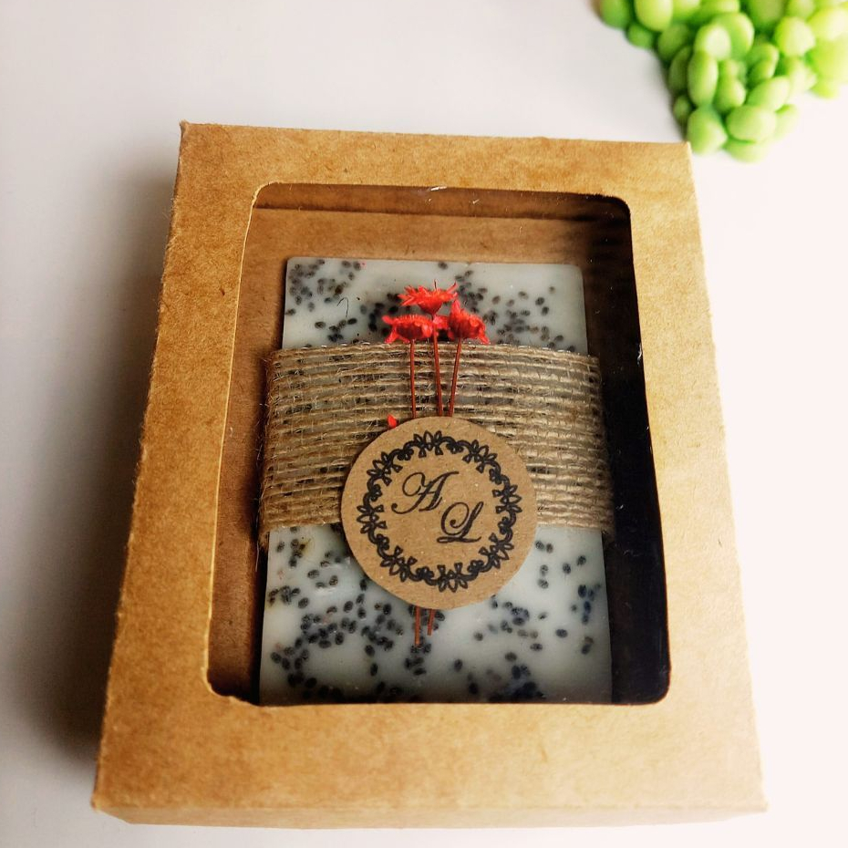 Sabonete artesanal com caixinha personalizada kraft lembrancinha para casamento e aniversário Jdarte