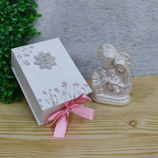 CAIXA CONVITE PARA PADRINHOS DE BATISMO COM SAGRADA FAMÍLIA DE 14 CM EM PINTURA PÉROLA em Oferta na Shopee