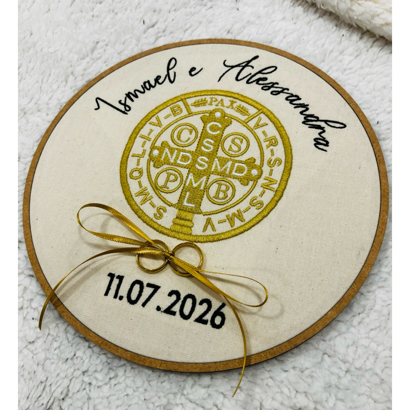 Porta Alianças Personalizado Casamento Bastidor Bordado Medalha São Bento Nomes e Data
