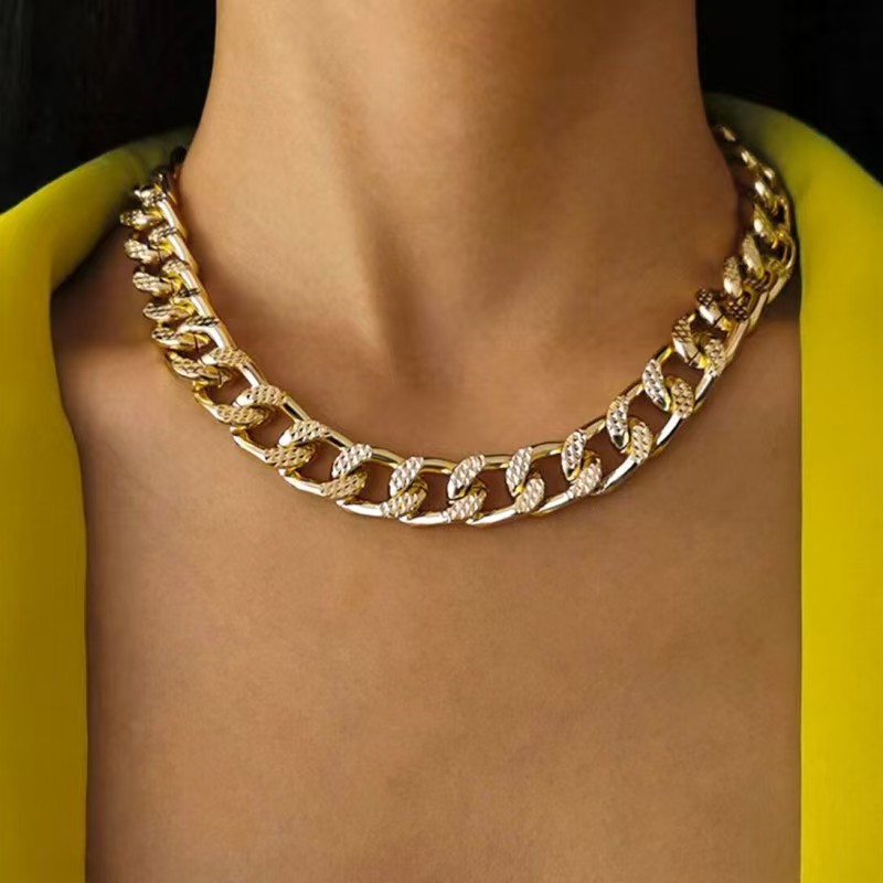 Colar Feminino de Corrente Grossa – Alumínio Prateado Estilo Moda Curta