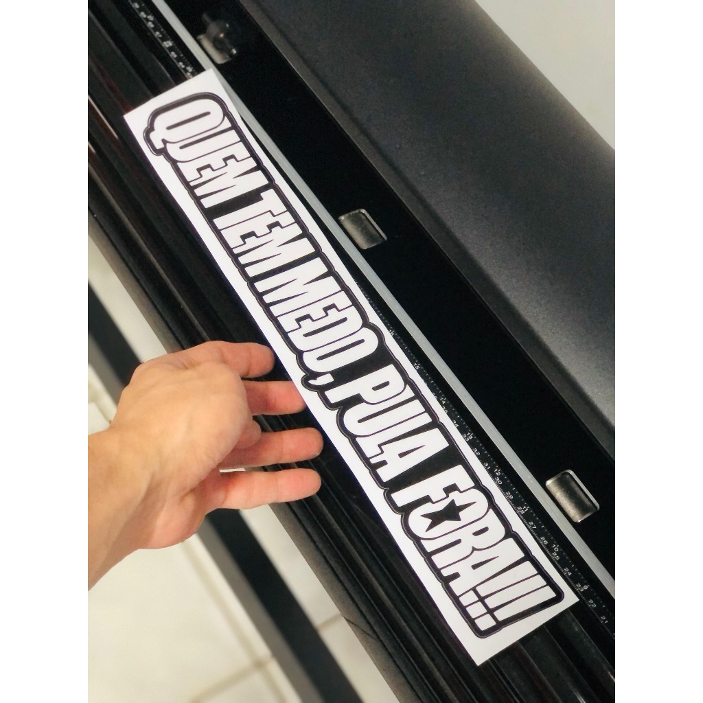 Adesivo QUEM TEM MEDO PULA FORA (IMPRESSO LAMINADO) para Caminhão/Carro/Moto/etc... em Oferta na Shopee