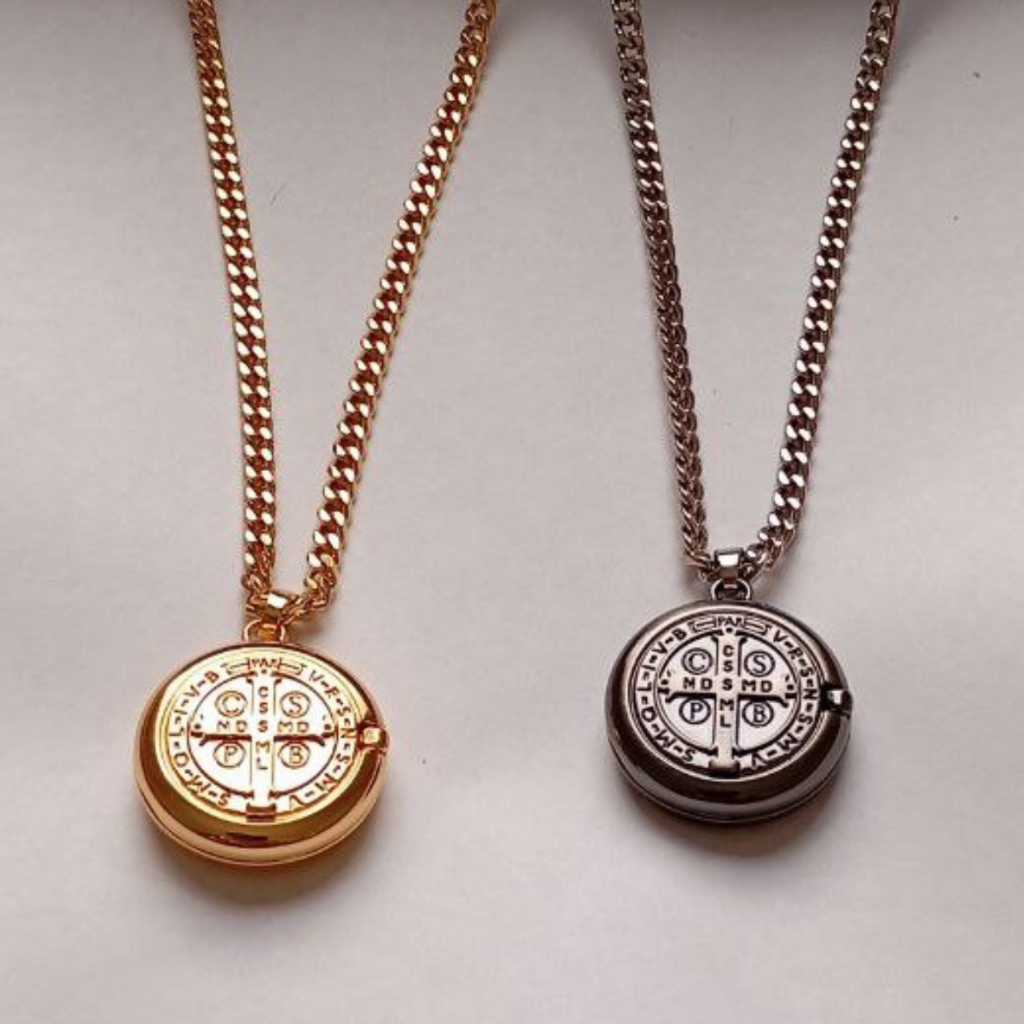 Relicário Masculino Medalha São Bento Banho Prata envelhecida, Ouro 18k Colar Masculino com 2 fotos