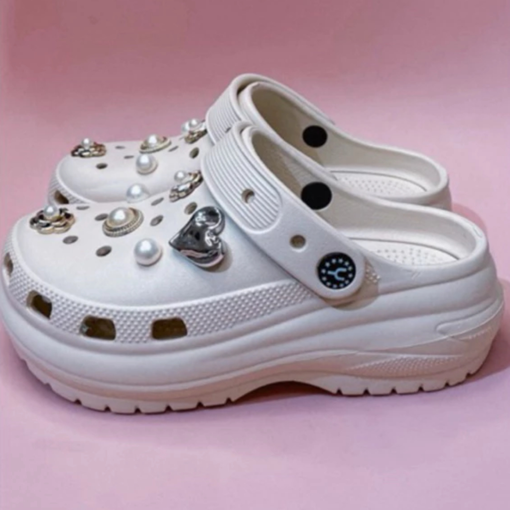 Sandália Babuche Leve Confortável Acessórios Pingentes Personalizados Saltinho 5Cm Glamour Feminino