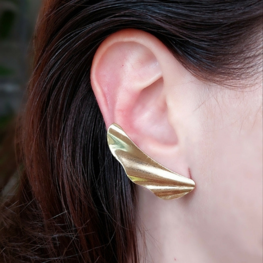 Brinco Feminino Ear Cuff Asa Orgânica – Semijóia Banhada a Ouro 18k ou Prata 925
