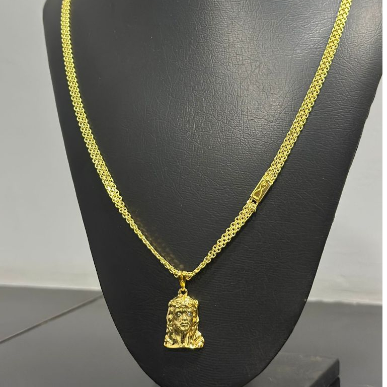 Cordão cadeado triplo,  Rosto de cristo, banho em ouro 18K, fecho gaveta. Estilo, brilho e segurança num só acessório.
