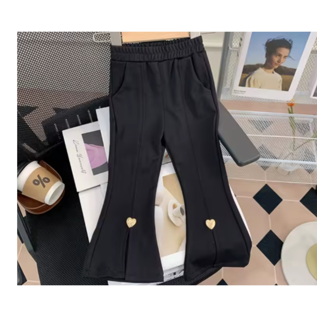 Calça Infantil com detalhe de coração e fenda super elegante em Oferta na Shopee