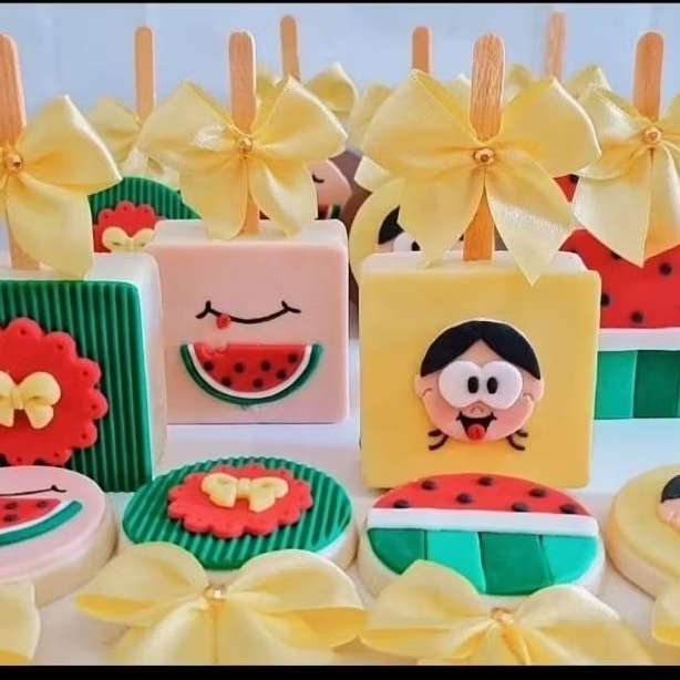 Kit 50 apliques de pasta americana QUALQUER TEMA em Oferta na Shopee