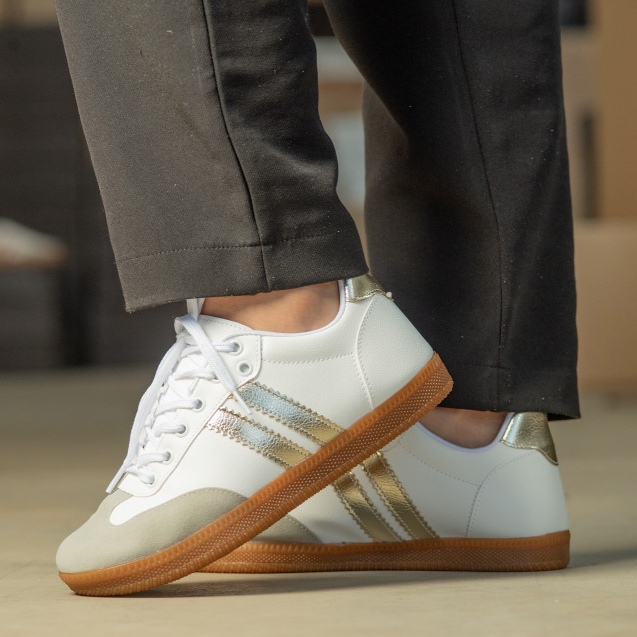 tenis feminino casual branco com detalhes dourado tenis feminino confortavel