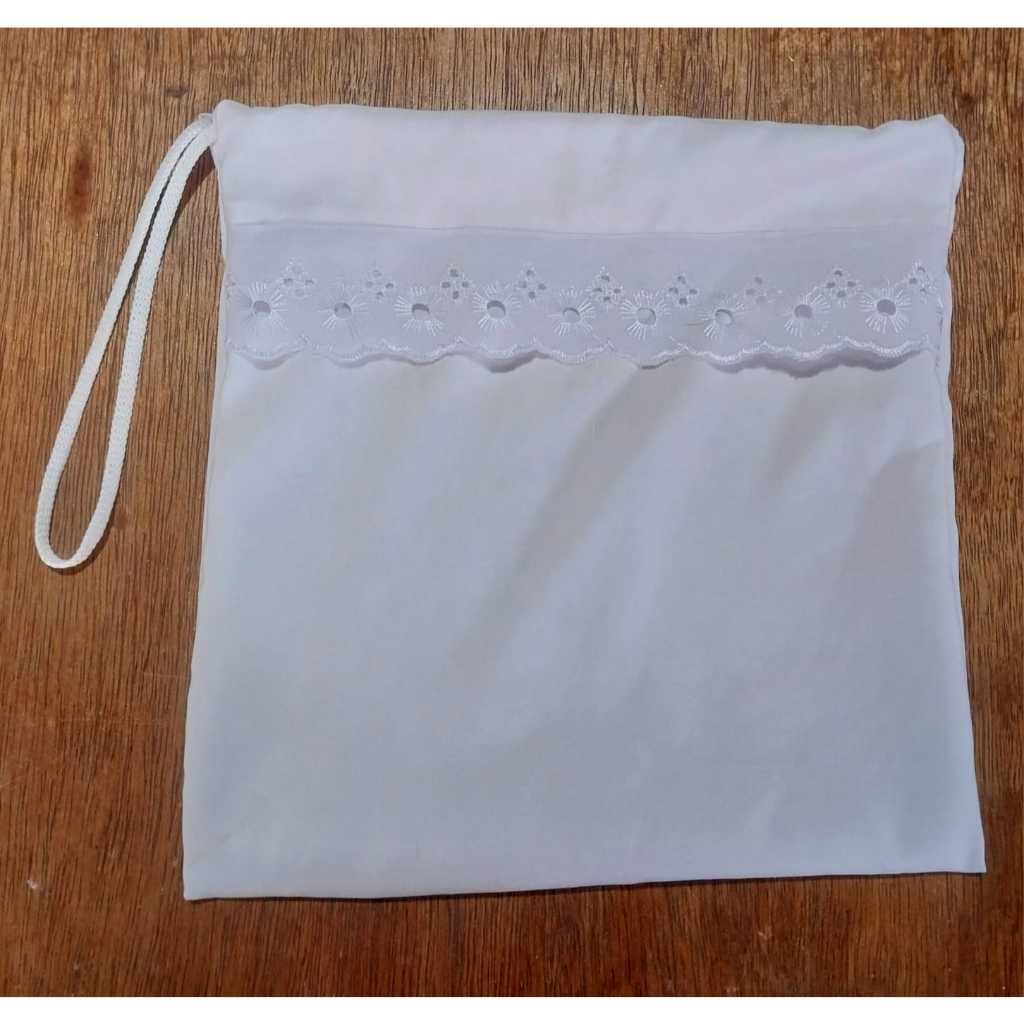 SAQUINHO/BOLSINHA PORTA GUIA/ENTIDADES -MICROFIBRA BRANCO COM BORDADO INGLÊS - UMBANDA E CANDOMBLÉ