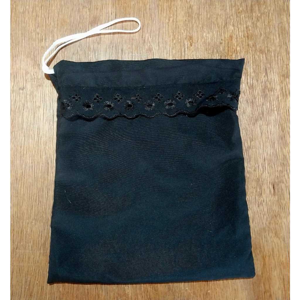 SAQUINHO/BOLSINHA PORTA GUIA/ENTIDADES -MICROFIBRA PRETO COM BORDADO INGLÊS 30X30 - UMBANDA E CANDOMBLÉ