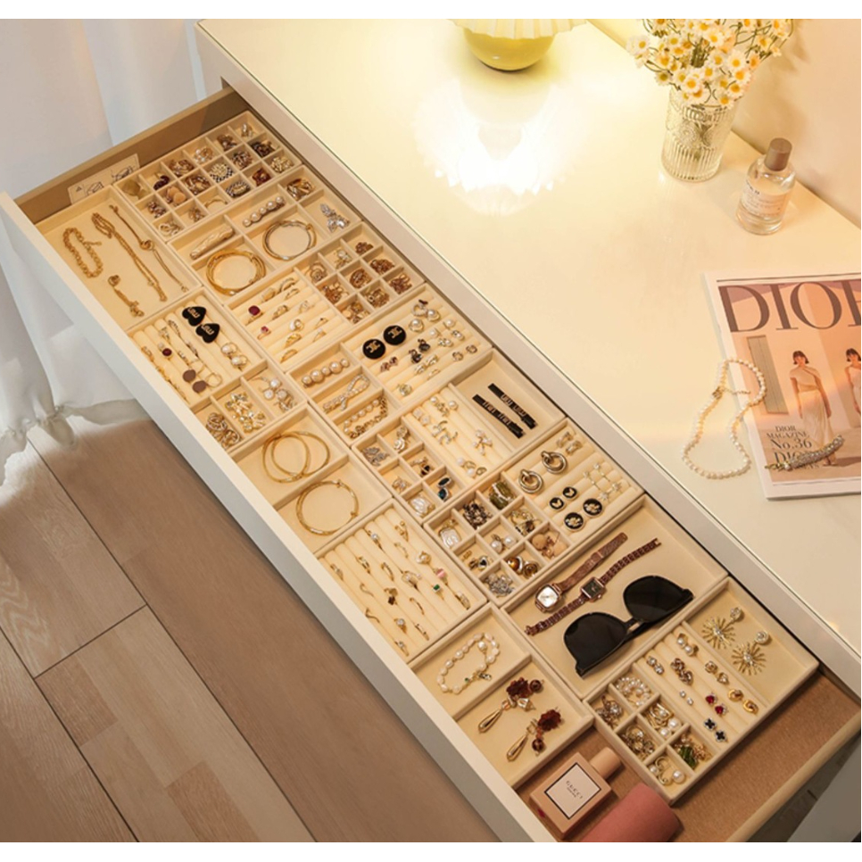 Kit 4 Bandejas Porta Joias Organizadores em Veludo Relógios, Anéis Brincos e Colares Divisórias Removíveis Vários Modelo em Oferta na Shopee