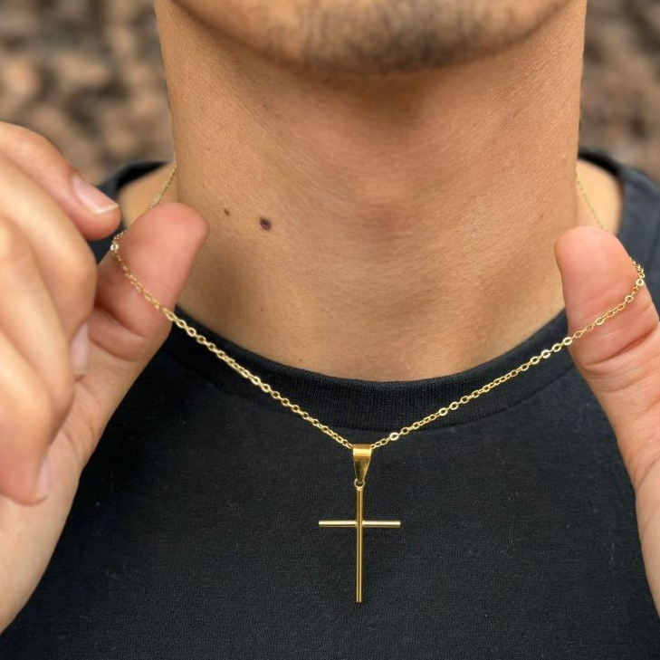 Corrente Masculina e Feminina 55cm com Pingente de Cruz Banhada a Ouro – Estilo Moderno e Versátil