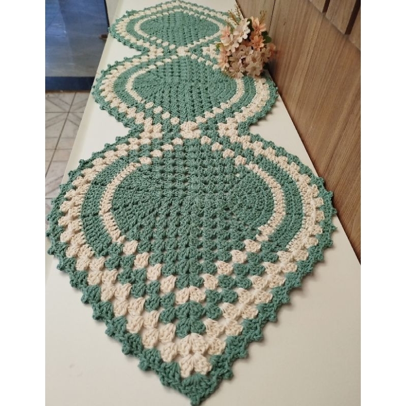 Trilho ou caminho de mesa em crochê modelo folha (sem flor)